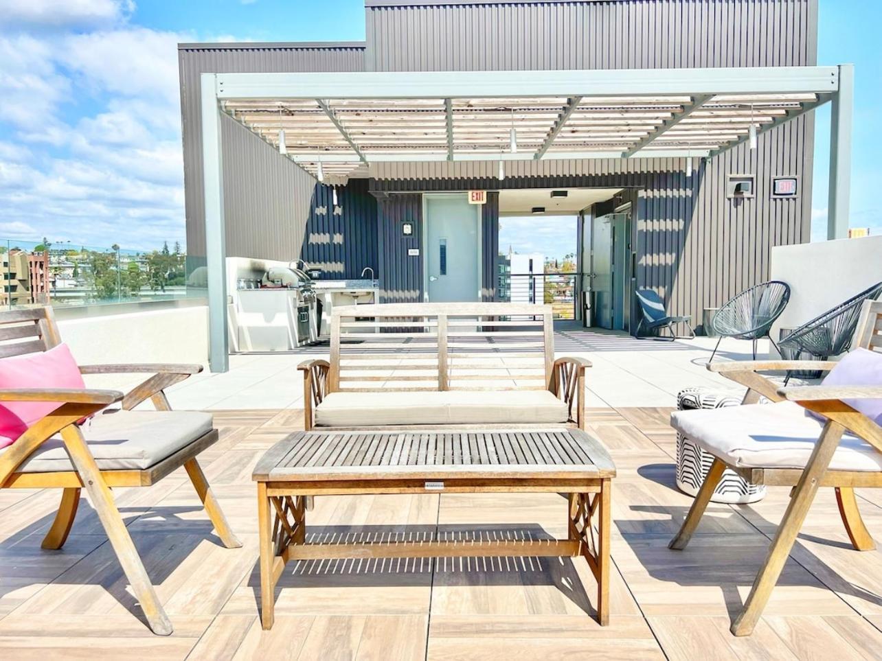 One Bedroom Wbalcony And Views! *